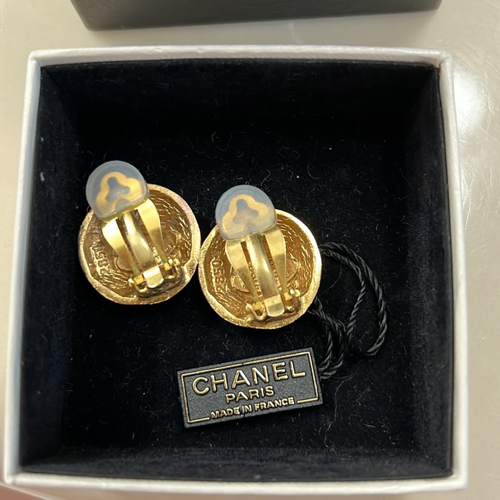 Chanel clip on earrings - Picture 2 of 3